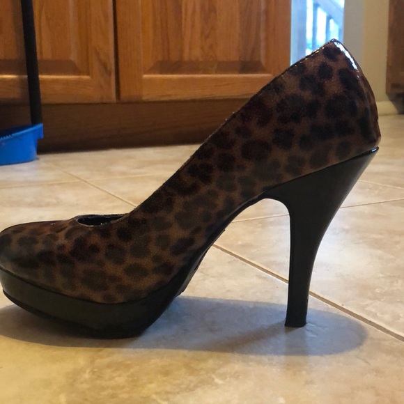 Kenneth Cole Reaction Cheetah print heels . - Picture 10 of 12